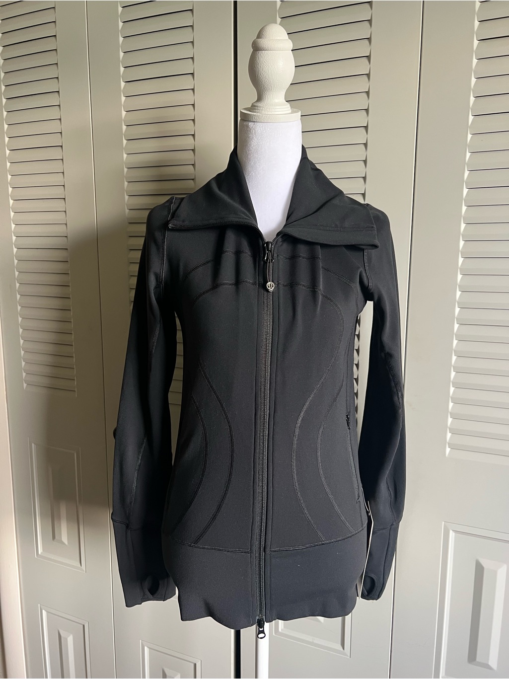 Lululemon In Stride Black Jacket - Size 4 - Nwt